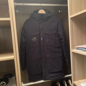 Sail racing parka  - Säljer en gammal Sail Antartica expedition parka som inte kommer längre till användning på grund av att jag växt ur den. Den är i bra skick och köpt för 3000 kr. Vid minsta intresse, kontakta mig👍