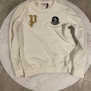 Moncler  - Tröjan är köpt begagnad och ska vara äkta enligt den jag köpte tröjan av.  Mycket bra skick  Storlek M  
