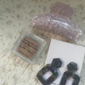 & other stories accessoarer  - Säljer dessa saker från & other stories pga kommer ej till användning. Highlighter i guld samt örhängen och hårklämma går att köpa separat men skriv isf 