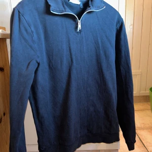 Sweatshirt med dragkedja - Snygg tröja men lite solblekt efter 1 sommar. Köpte den för 349kr därav de billiga priset