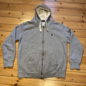 Polo Ralph lauren zip hoodie  - En mycket fin Ralph lauren zip hoodie i mycket bra skick. Storlek S men funkar bra till xs och M. Nypris 2200