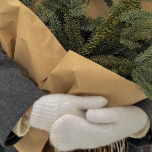 STICKADE VANTAR - Helt nya stickade vantar!! Så varma och mysiga nu under vintern. De är fodrade. Säljer både grå och vita. 249kr för två par (inklusive frakt)❄️🤍 