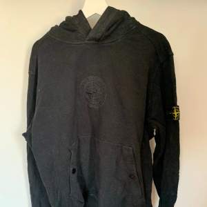 Svart hoodie i mycket bra skick  Storlek XL men passar L  100% Bomull  Nypris 6000