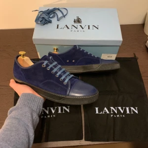 Lanvin skor - Sjukt snygga Lanvin skor i unik design - vid köp ingår allt som syns i första bild, följande: Skorna (såklart), originalbox, två originaldustbags, extra skosnören. Skorna är nästan i prima skick (ungefär 9.5/10). Skorna är i 43 men passae 43.5 (44).