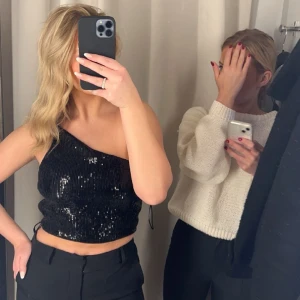 Paljett topp  - Säljer denna super snygga paljett-toppen från h&m, perfekt till nyår!!! Endast använd 1 gång så i super bra skick. Storlek: S. Pris: 40 kr