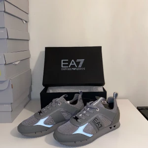 Emporio Armani skor  - Jag säljer dessa skor då de ej kommit till någon användning och storlek är stor för mig Pris kan diskuteras vid snabb affär!