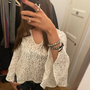 VIT SPETSTRÖJA UTSVÄNGDA ARMAR  - Modell 175 cm. Hör av er vid frågor/fler bilder. 