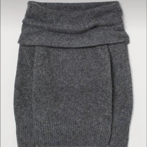 Off shoulder tröja, stickad💖 - Jättesnygg tröja från hm som bara är använt ett par fåtal gånger och därför i jättefint skick!💓den är mörkgrå i storlek S