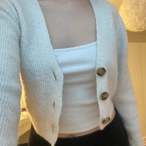 Kofta  - Cremevit kofta i stl xs från HM. Lite nopprig men inga andra defekter 🩷