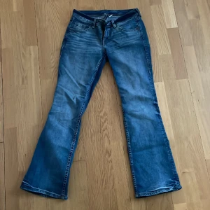 Lågmidjade jeans - Säljer dessa såå fina Lågmidjade jeans! Midje mått - 40 & innerbenslängd - 79 ❤️ Använda 1 gång typ