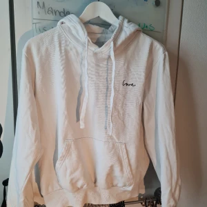 Hopdie  - Vit hoodie med text love. 