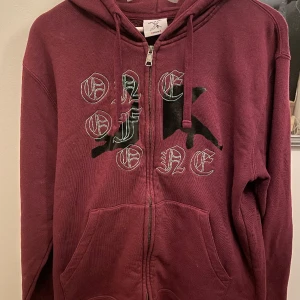 One of one Hoodie - Tja! Säljer denna feta one of one hoodien då den inte kommer till användning längre. Nypris 1000kr!!! Bra skick!!! Kom dm vid mer frågor👏