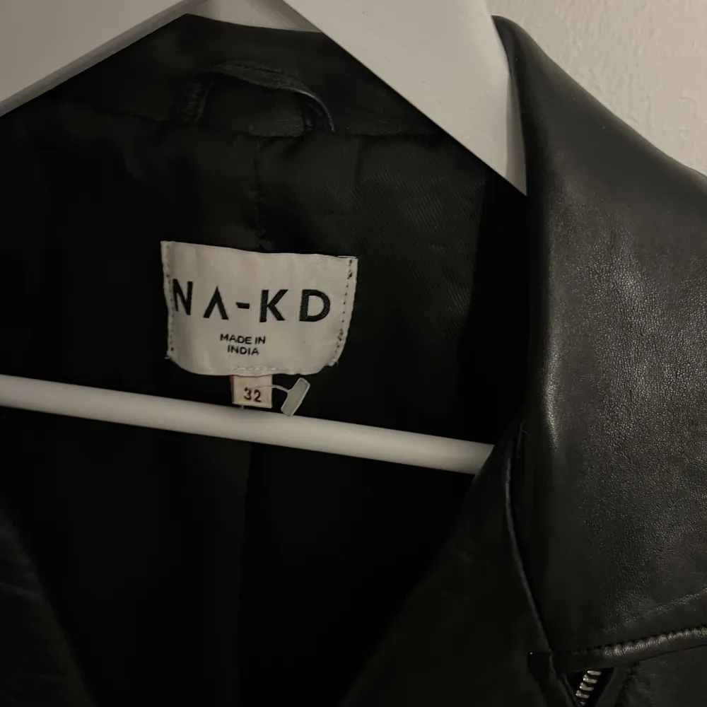 Skinnjacka från NaKd i äkta skinn, nypris 1299kr🖤Storlek 32 men passar XS-S. Jackor.