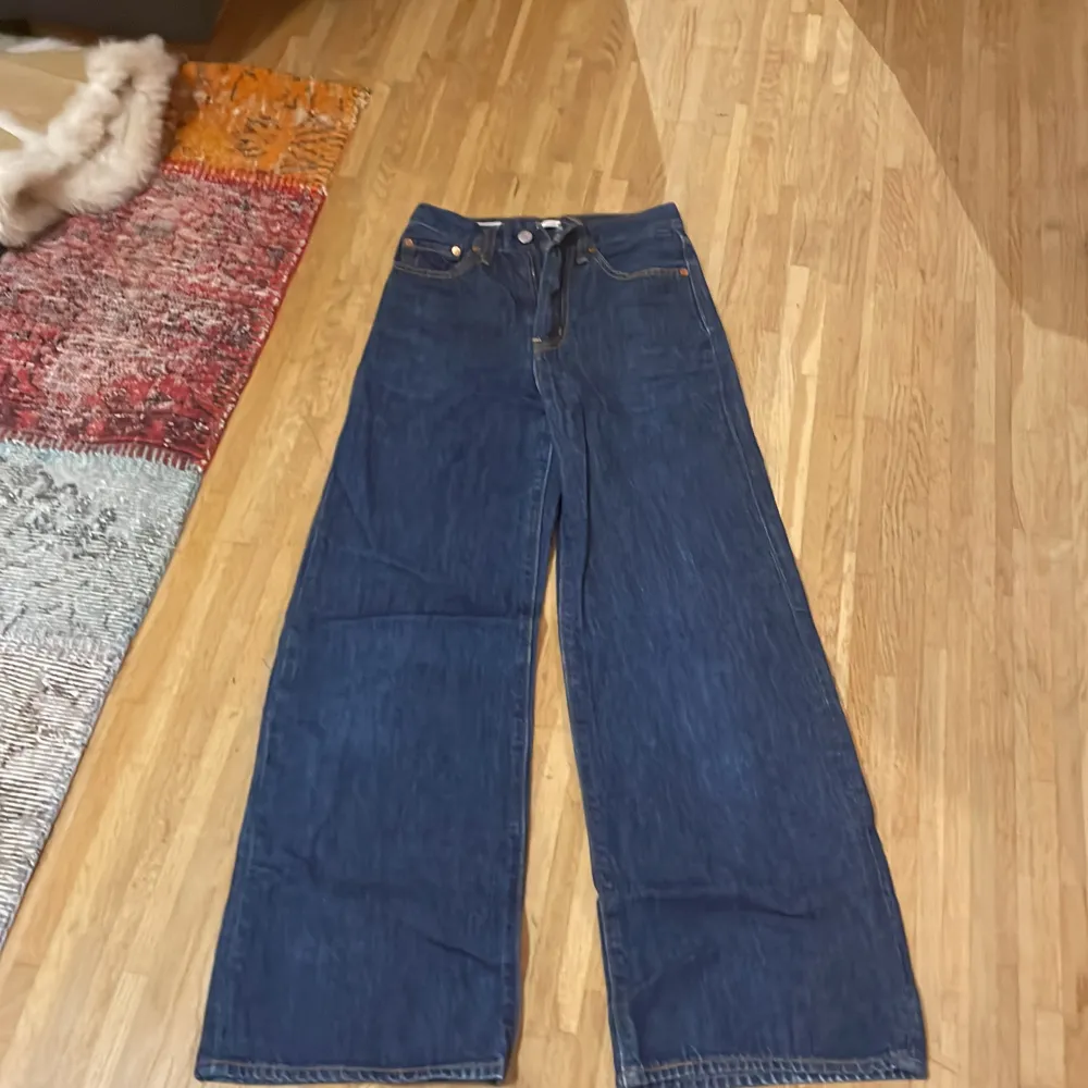 Ett par Levi’s jeans i modellen Ribcage Wide Leg. Waist: 24 Length: 30 Passar perfekt för barn! Knappt använda! . Jeans & Byxor.