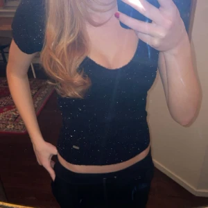 Glittrig topp - En jätte fin glittrig topp som passar perfekt för nyår/fest köper ny för 950 