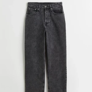 Jeans  - Hålet är inget söndrigt utan de är designen på byxorna, bra skick 