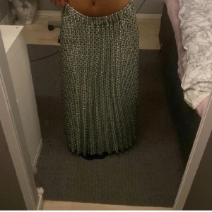 Lång kjol - Aldrig använd. Helt ny utan prislapp. Fler frågor kom dm. Nytt pris 399kr. 