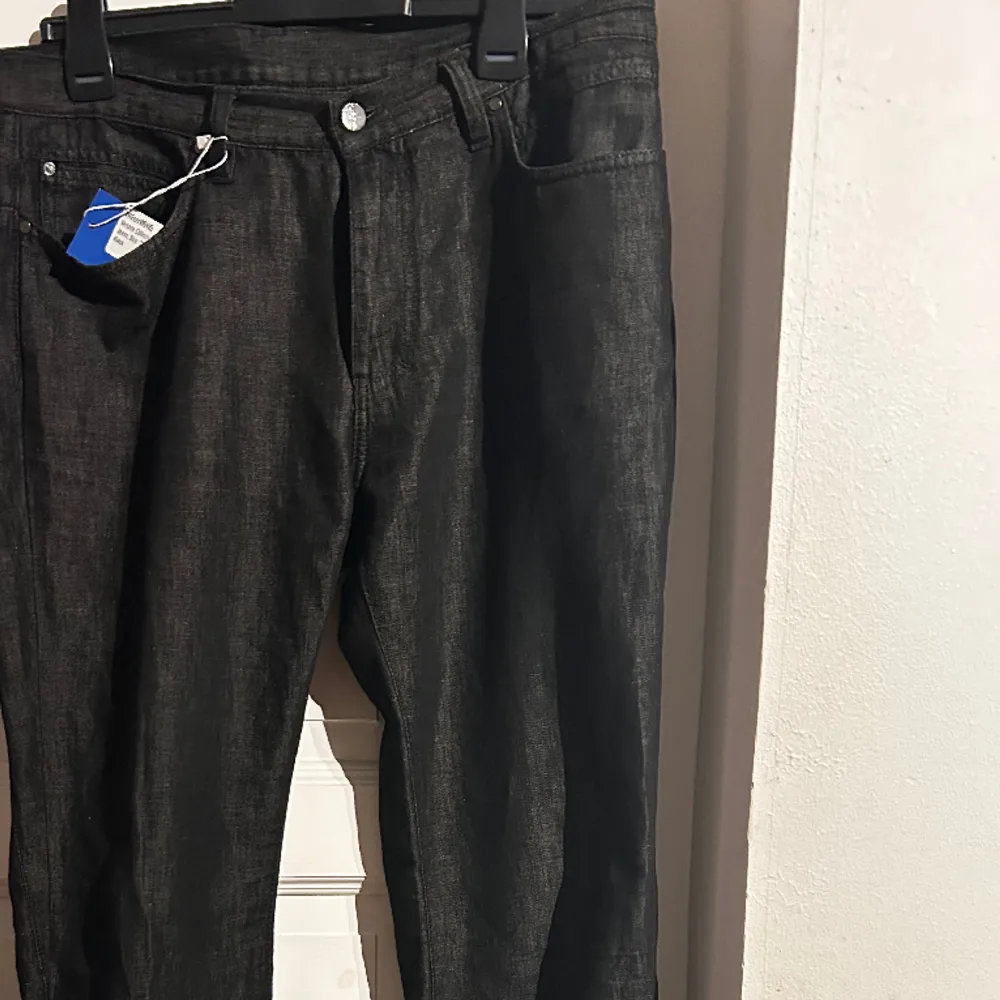 Finaste julklappen 🎄🎄   Säljer dessa ”sällsynta” dyed-black Versace Collection jeans. Fick de i present, de är bara testade och passar tyvärr inte storleksmässigt.  Bud! Bootcut passform, jättesnygga✨ Cond 9,5/10 Versace Strl: 35 , Midja: 91 cm . Jeans & Byxor.