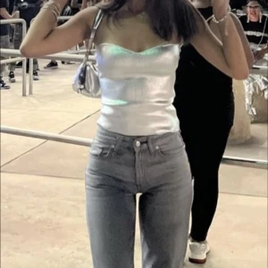 Tube top - Säljer denna snygga silvriga tube toppen från zara. I använt skick. Perfekt för nyår eller fest🥰