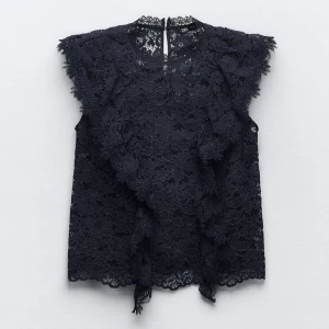 Spetstopp - Säljer min spetstopp från zara som är i  nyskick då den är använd ett fåtal gånger. Skriv privat för egna bilder, köparen står för frakten.💕💕