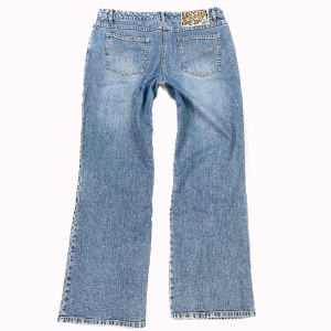 Lowwaist bootcut jeans - 94cm midja. Innerben: 78cm 🫶202