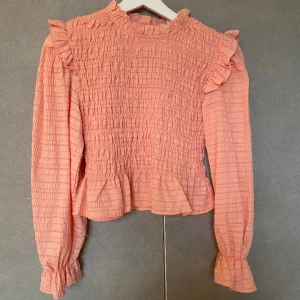 Söt blus  - Fin blus från only aldrig använd💗så i bra skick 