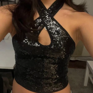 Fest topp - Säljer den här fest toppen som är perfekt till nyår eller andra fest tillfällen. Aldrig andvänd och är i toppen skick💞 lite liten i storleken