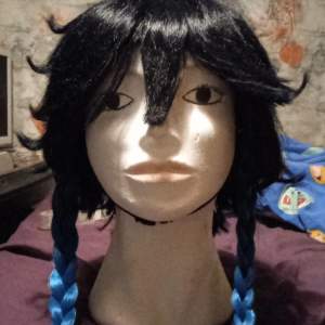 Im selling my venti wig thats over a year old i think and its syled but im gonna wash it and take out the braids before shipping, its pretty good quality but its a bit under cut in the bangs, i can go lower with the price