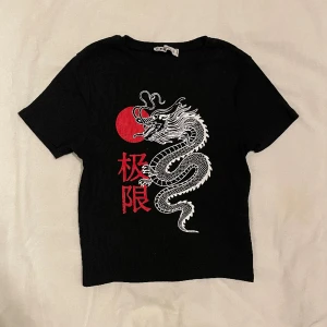 Svart T-shirt - Svart baby tee med tryck på. I nyskick❤️ Frakt tillkommer📦