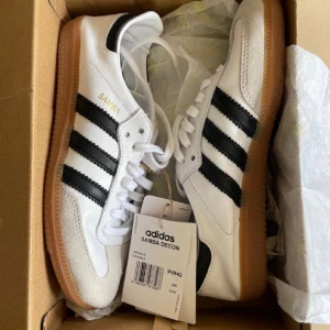 Samba Decon - Sprillans nya Samba Decons. Slutsåld storlek. Fick i julklapp med passade tyvärr inte. Supersnygga och stilrena❤️❤️ Låda följer med!