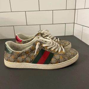 Gucci skor - Säljer mina Gucci supreme ace skor, använda en del men fortfarande i bra skick, storlek 43,5 men passar 44, pris kan diskuteras och kom privat för fler bilder Kan mötas upp i uppsala