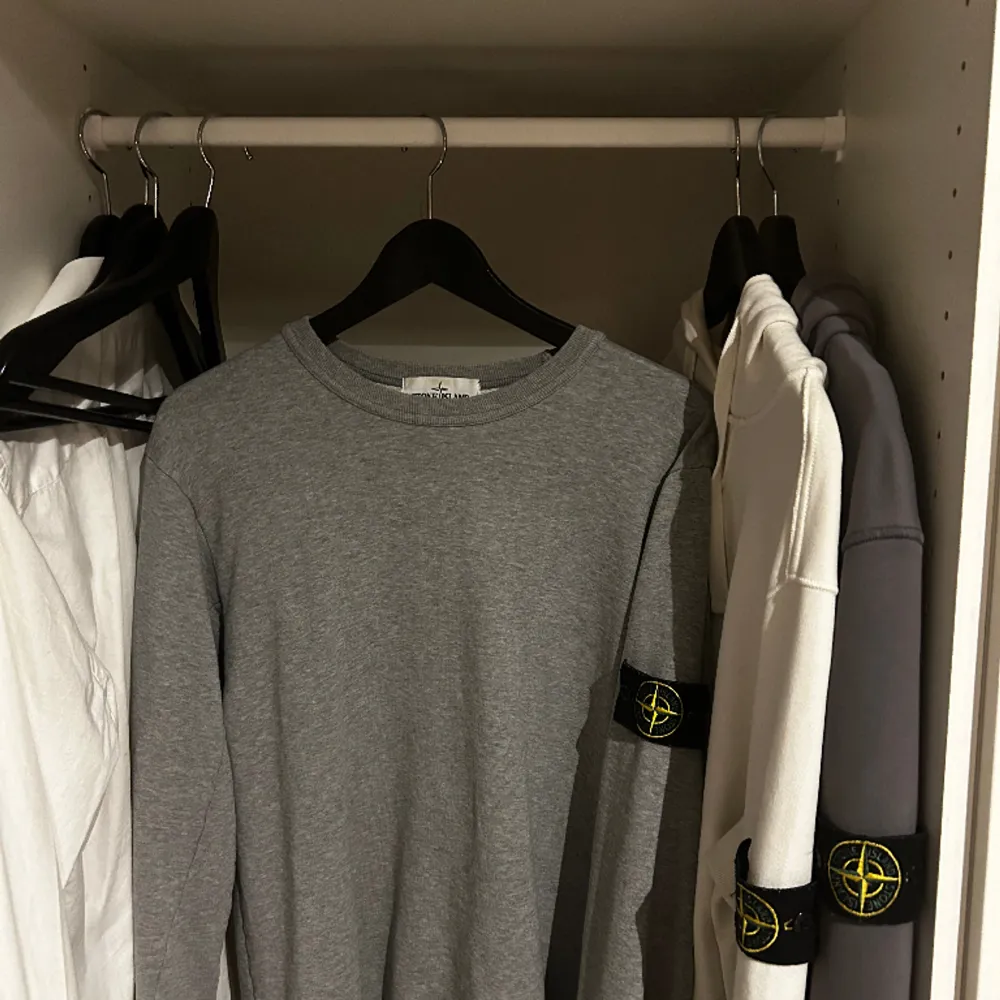 Säljer 3 stycken Stone Island tröjor, 2 hoodies samt 1 crewneck. Samtliga tröjor är i storlek L och passar M-L. Alla är köpta på NK i Stockholm och påse/kvitto kan fås med.  Grå crewneck-700kr Blå/grå hoodie-900kr Vit hoodie-700kr Allt-2000. Hoodies.