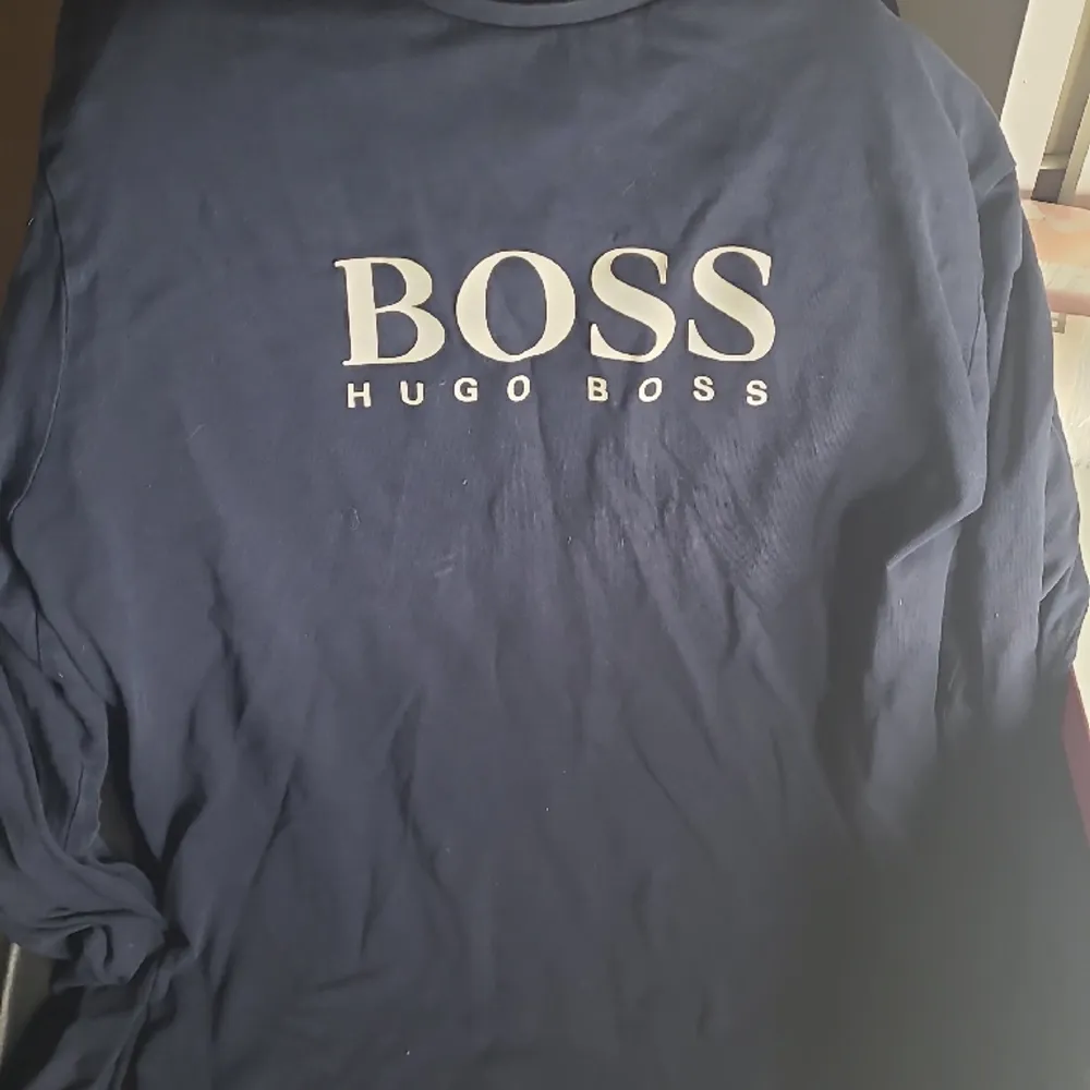 En vanlig långärmad hugo boss tröja som har använts få gånger. (Köparen står för frakt). Tröjor & Koftor.