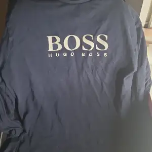 En vanlig långärmad hugo boss tröja som har använts få gånger. (Köparen står för frakt)