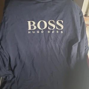 Hugo Boss tröja - En vanlig långärmad hugo boss tröja som har använts få gånger. (Köparen står för frakt)