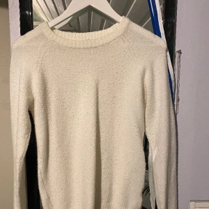 Vit stickad tröja  - Tröja från lager 157, storlek 160 men passar S/M men även L om man vill att den ska sitta lite tight. Använder inte denna då jag har tröttnat på den. Frakt är olika och priset går att diskutera, tar endast swish och inte via appen. 