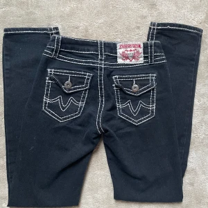 Low waist jeans  - Låga jeans med synliga sömmar, passar mig som har str 36 och är 174 lång 😊