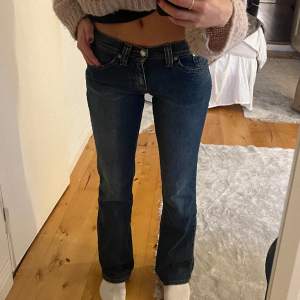 Mörkblåa lågmidjade vintage Levis. Mer åt Bootcut hållet. Sitter jätteskönt då de inte är så hårda i materialet. Jag är 165 cm och de är perfekta i längd för mig, men skulle kunna passa längre kortare beroende på hur man vill ha de. Storlek S