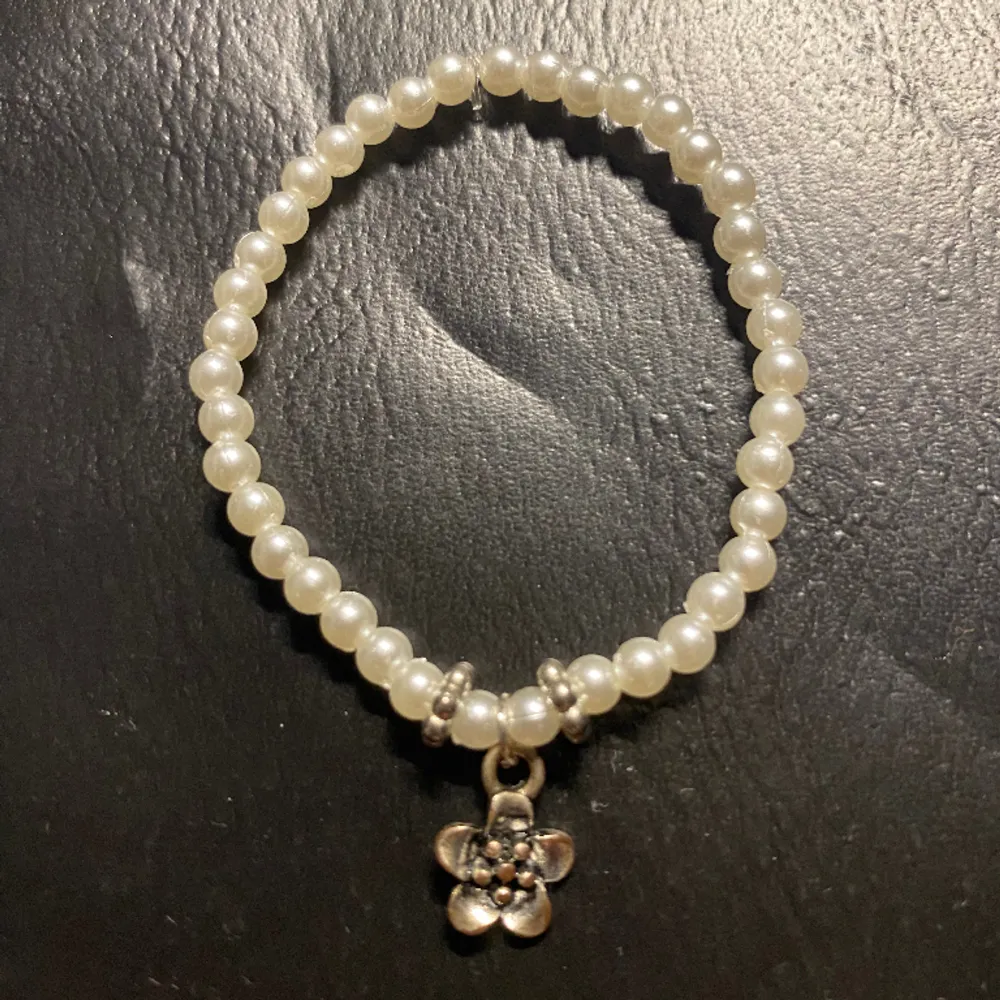 Ett sött men enkelt armband med vita pärlor och silver detaljer. Accessoarer.