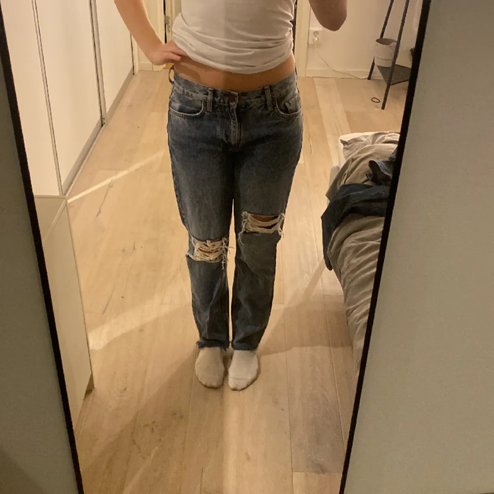 Säljer dessa Lågmidjade jeans, dom är i fint skick och har använts fåtal gånger. . Farkut & Housut.