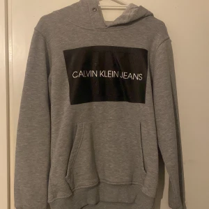 CK hoodie  - Kommer inte till nån användning längre passar S men blir som en oversize tröja då original strl är L
