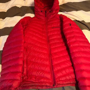 Peak performance jacka herr modell storlek M  - Röd peak performance jacka i storlek M, säljs för att jag har vuxit ur den