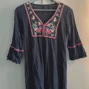 Blus med broderi  - Svart blus med fina broderier. Saknar storlek men skulle säga att den passar S-L beroende på hur en vill att den ska sitta. Så fin och i bra skick men säljer för att den tyvärr inte kommer till användning. Hör gärna av dig om du har några frågor! 