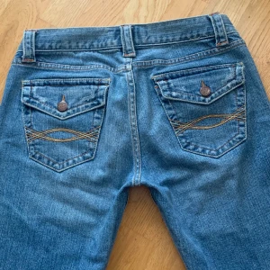 Vintage abercrombie and fitch jeans - Super snygga backfickor!! Dem är vintage, bootcut och lowwaist  
