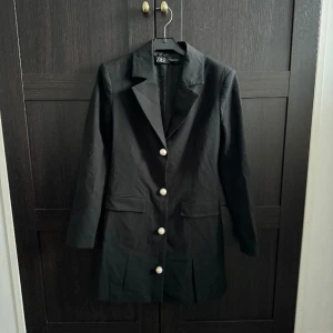 Svart klänning - Svart klänning från Zara, aldrig använd och i bra skick. Klänningen är i storlek S