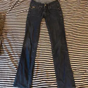 Jättesnygga jeans som tyvärr blivit för små för mig  midjemått: 78/79 cm innerbenslängd: 79cm