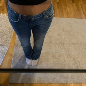 Lågmidjade jeans - Säljer ett par lågmidjade jeans ifrån gina, har tröttnat på de därför säljer jag dem. Fint skick. Köpt på gina young och passar någon mellan 160-165