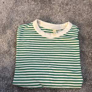 Grön vit randig tröja, använt ca 1 gång och i bra skick storlek xs (ej fri frakt) 