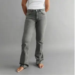 Säljer dessa jeans då de är försmå för mig tyvärr💞 priser går att diskutera lägg gärna ett prisförslag! Lånade bilder kom privat för fler bilder