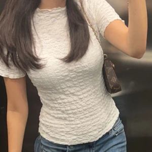 zara tröja - säljer denna slutsålda zara t-shirt då den inte kommer till användning längre. jätte fint skick köpt i september.💗